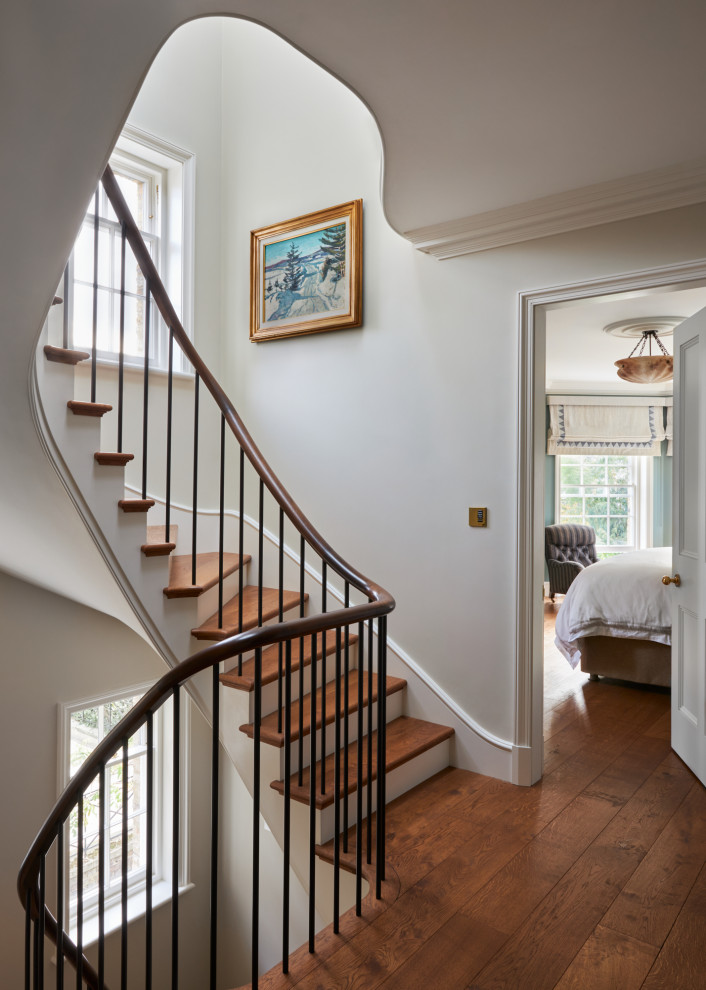 Источник вдохновения для домашнего уюта: большой коридор в классическом стиле с белыми стенами, паркетным полом среднего тона, коричневым полом и кессонным потолком