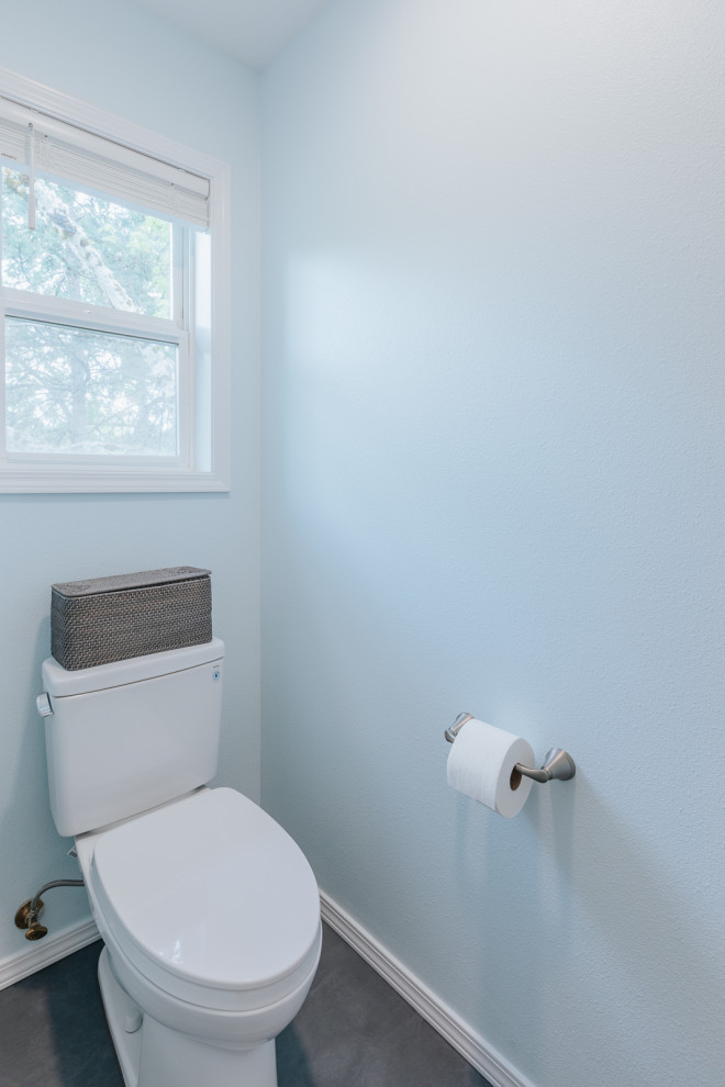 На фото: большая главная ванная комната в современном стиле с фасадами в стиле шейкер, белыми фасадами, отдельно стоящей ванной, душем без бортиков, коричневой плиткой, керамогранитной плиткой, синими стенами, полом из винила, столешницей из кварцита, серым полом, душем с распашными дверями, белой столешницей, нишей, тумбой под две раковины и встроенной тумбой с