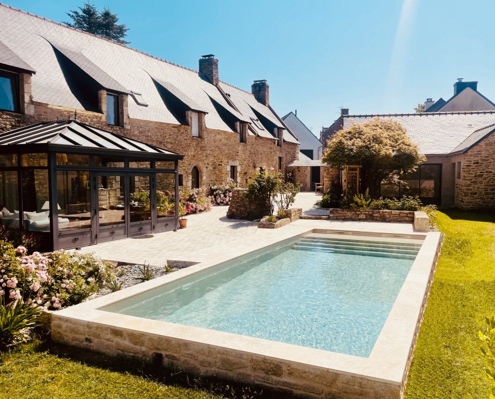 Mittelgroßer Landhausstil Pool hinter dem Haus in rechteckiger Form mit Pool-Gartenbau in Rennes