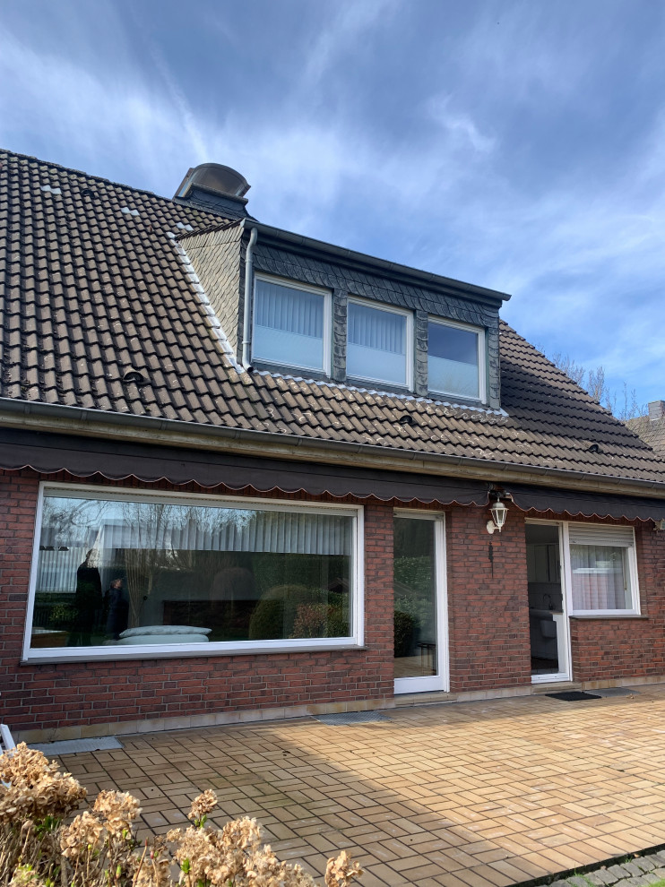 Modernisierung Einfamilienhaus mit Erweiterung der Gauben und  Fensteraufteilung