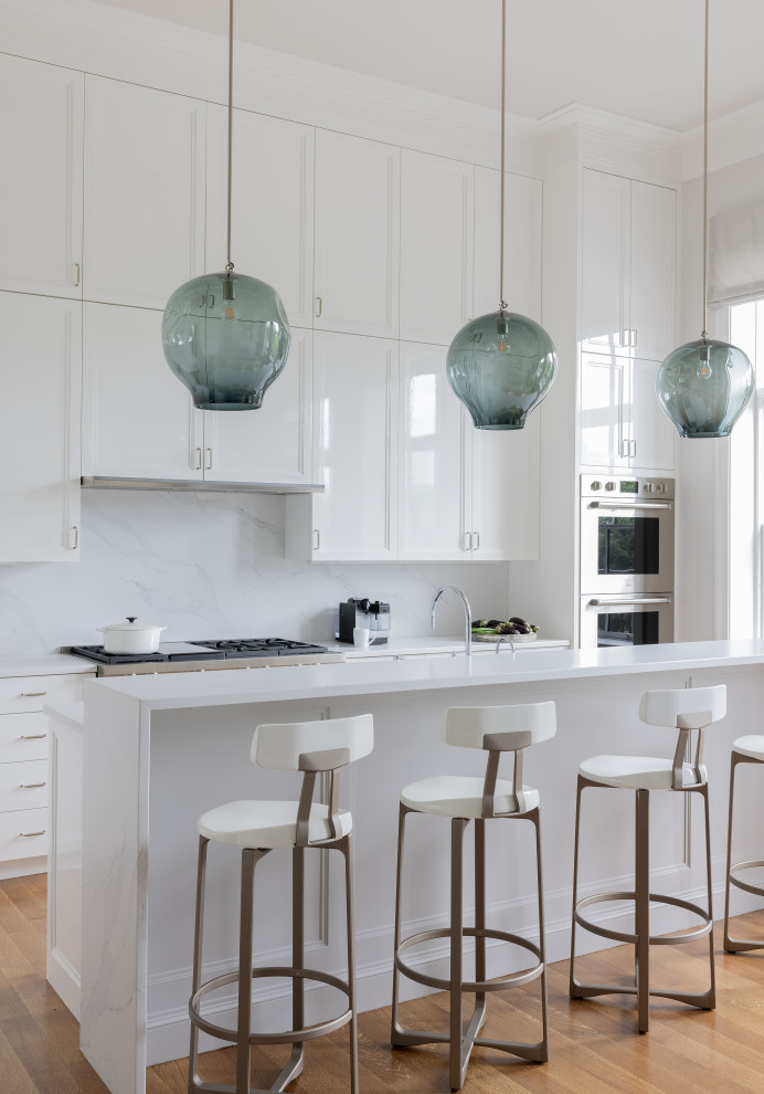 Inspiration för ett mellanstort vintage vit vitt kök, med luckor med infälld panel, vita skåp, marmorbänkskiva, vitt stänkskydd, stänkskydd i marmor och en köksö
