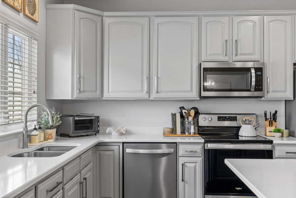 Eat-in kitchen - transitional dark wood floor eat-in kitchen idea with a double-bowl sink, gray cabinets, quartz countertops, stainless steel appliances, an island and white countertops