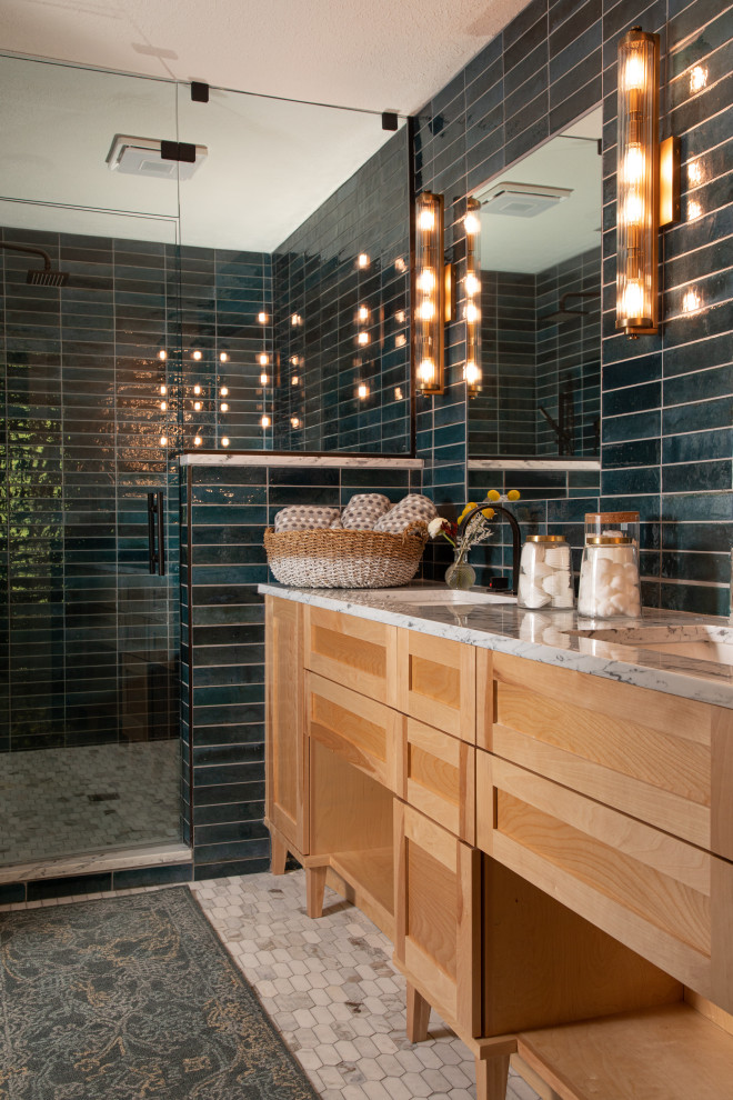 На фото: главная ванная комната в стиле неоклассика (современная классика) с фасадами с утопленной филенкой, светлыми деревянными фасадами, синей плиткой, керамогранитной плиткой, мраморной столешницей, разноцветной столешницей, тумбой под две раковины, напольной тумбой, открытым душем, синими стенами, мраморным полом, накладной раковиной, разноцветным полом и душем с распашными дверями с