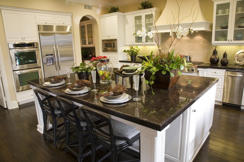 Inspiration for a transitional kitchen remodel in Toronto