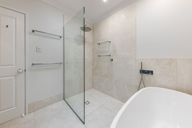 Coolum Residence beach-style-bathroom