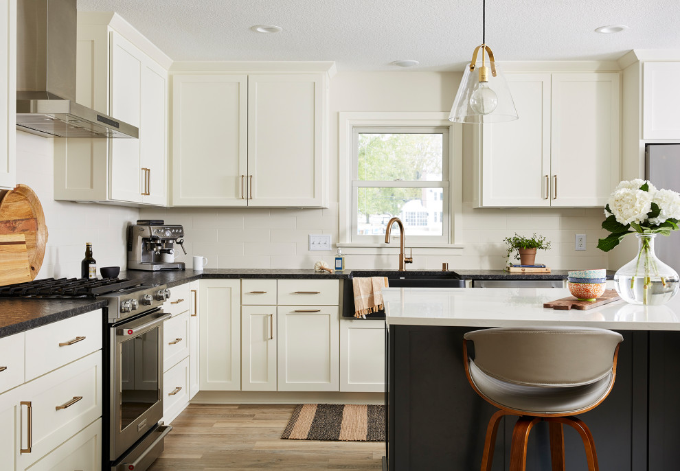 Inredning av ett klassiskt stort flerfärgad flerfärgat kök, med en rustik diskho, skåp i shakerstil, vita skåp, bänkskiva i kvartsit, vitt stänkskydd, stänkskydd i tunnelbanekakel, rostfria vitvaror, vinylgolv, en köksö och brunt golv