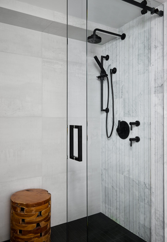 На фото: ванная комната в стиле модернизм с плоскими фасадами, светлыми деревянными фасадами, серой плиткой, мраморной плиткой, столешницей из искусственного кварца, белой столешницей, тумбой под одну раковину и встроенной тумбой
