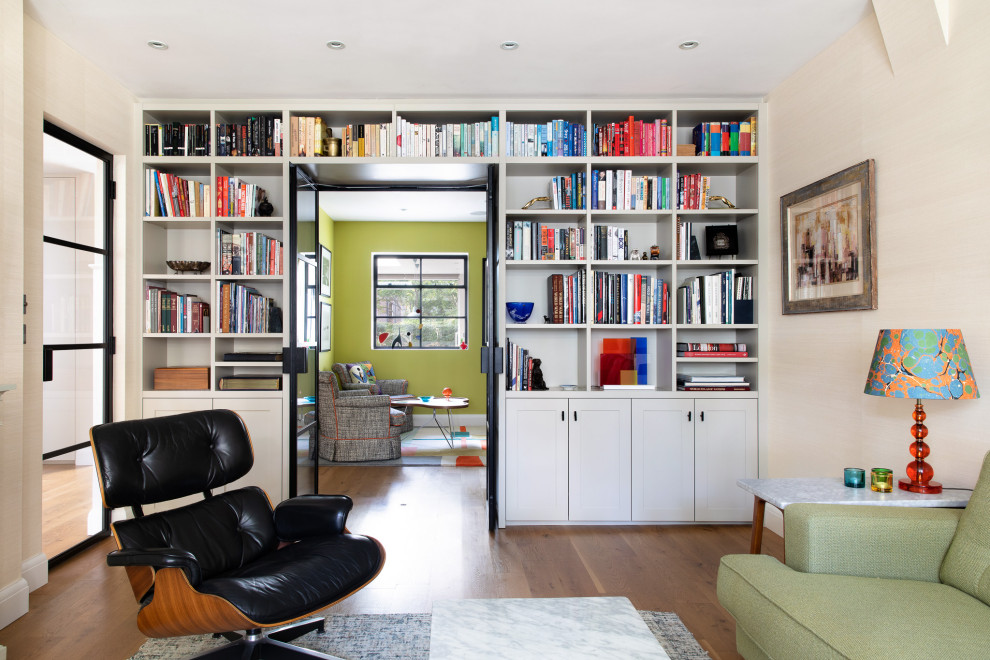 Mittelgroßes, Abgetrenntes Mid-Century Wohnzimmer mit beiger Wandfarbe, braunem Holzboden, freistehendem TV, braunem Boden und Tapetenwänden in London