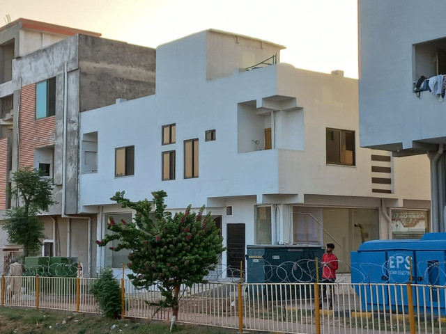 Plaza Building at Islamabad contemporaneo-fachada