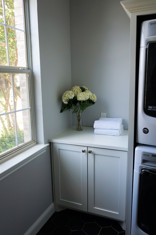 Photo of a transitional laundry room in Dallas.