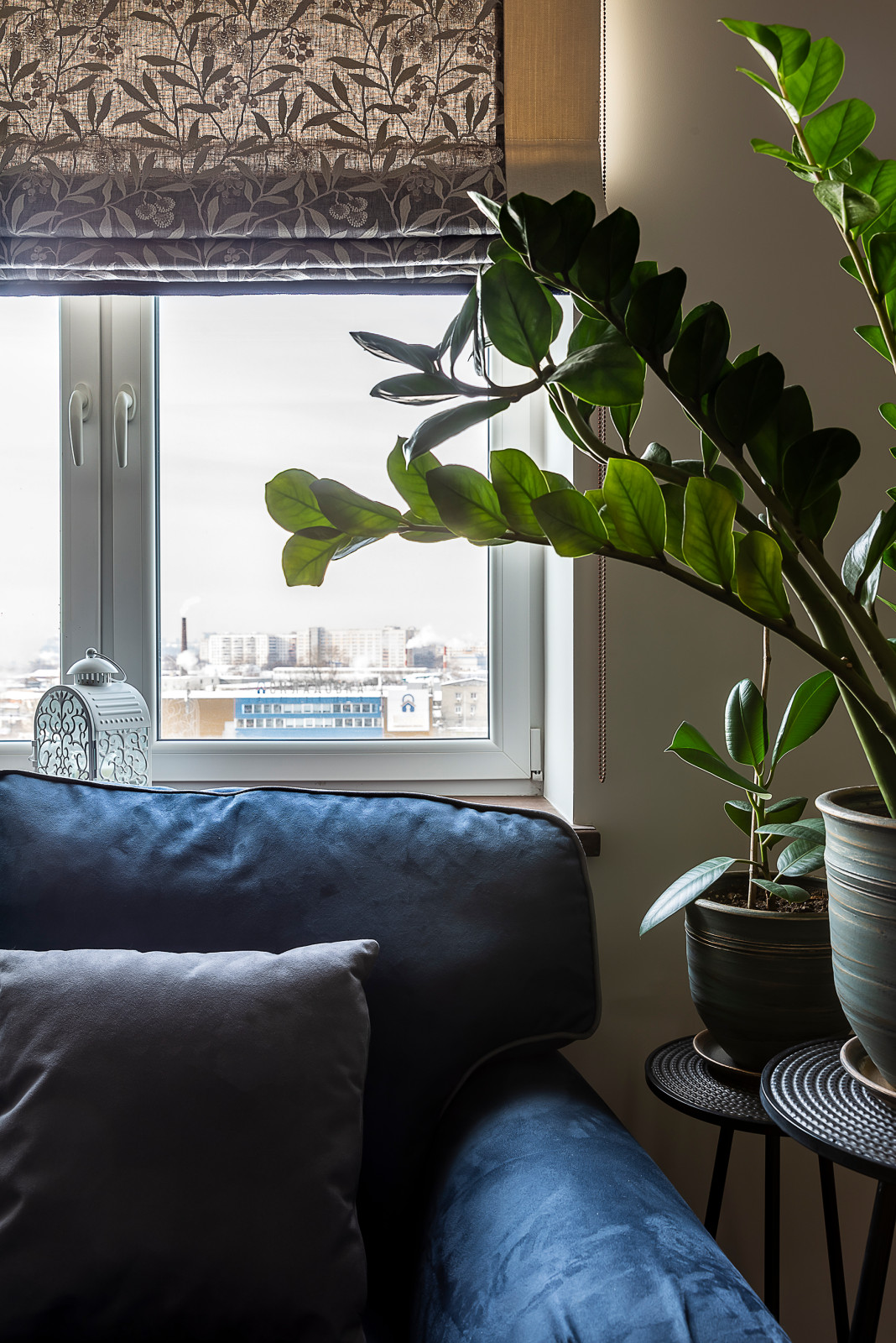 Римская штора в зоне гостиной