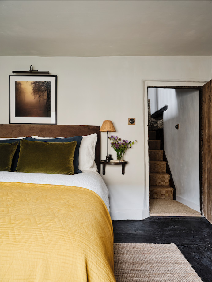 Foto de habitación de invitados de estilo de casa de campo de tamaño medio con paredes blancas, suelo de madera oscura y suelo marrón