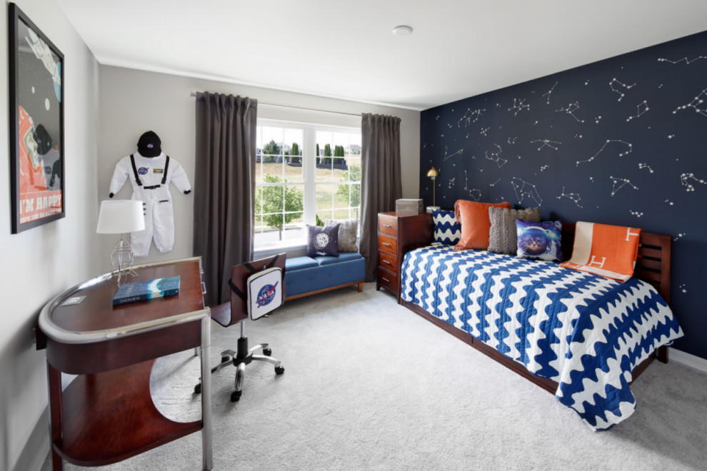 Mittelgroßes Klassisches Jungszimmer mit Schlafplatz, blauer Wandfarbe, Teppichboden, grauem Boden und Tapetenwänden in Philadelphia
