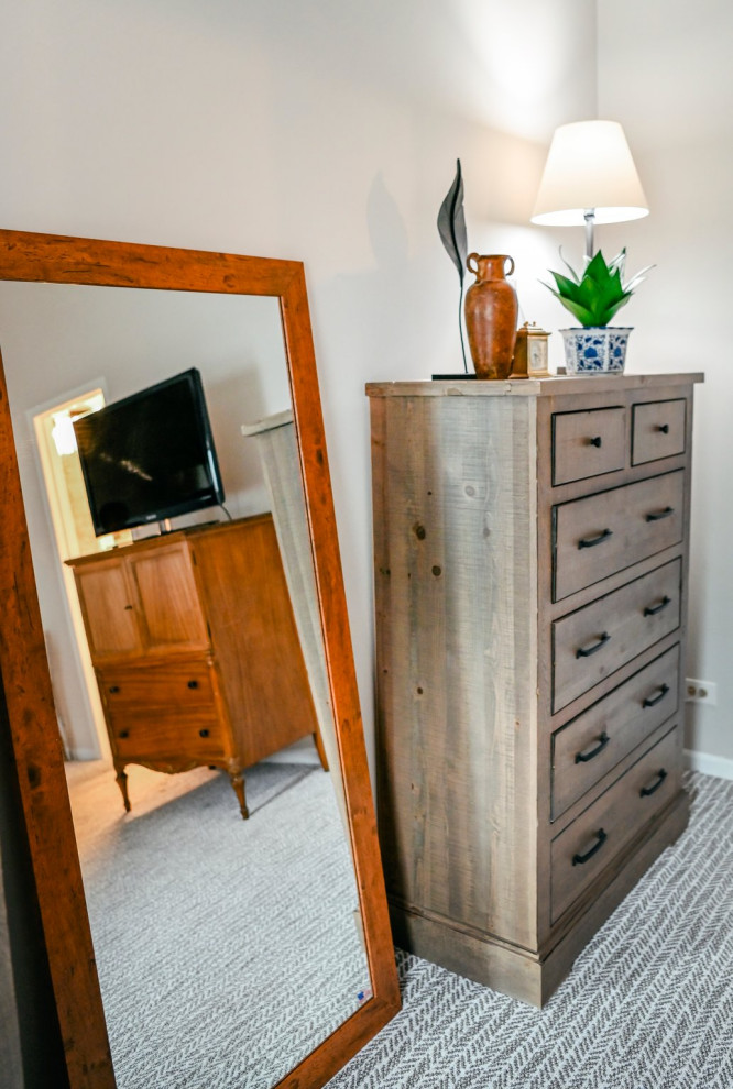 Transitional home design photo in Chicago