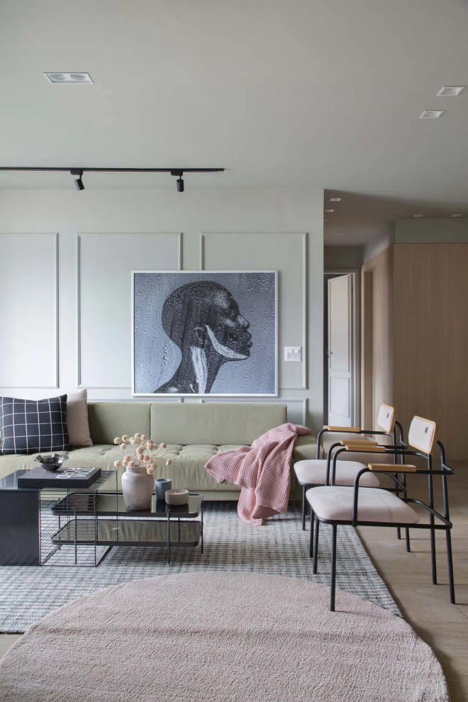 Immagine di un grande soggiorno moderno aperto con angolo bar, pareti bianche, pavimento in gres porcellanato, TV a parete, pavimento grigio e boiserie