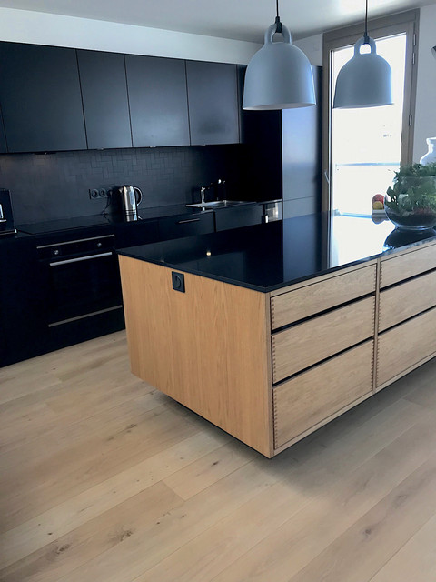 Cuisine sur mesure - chic - noir - elegante - ilot scandinave minimalistisch-kueche