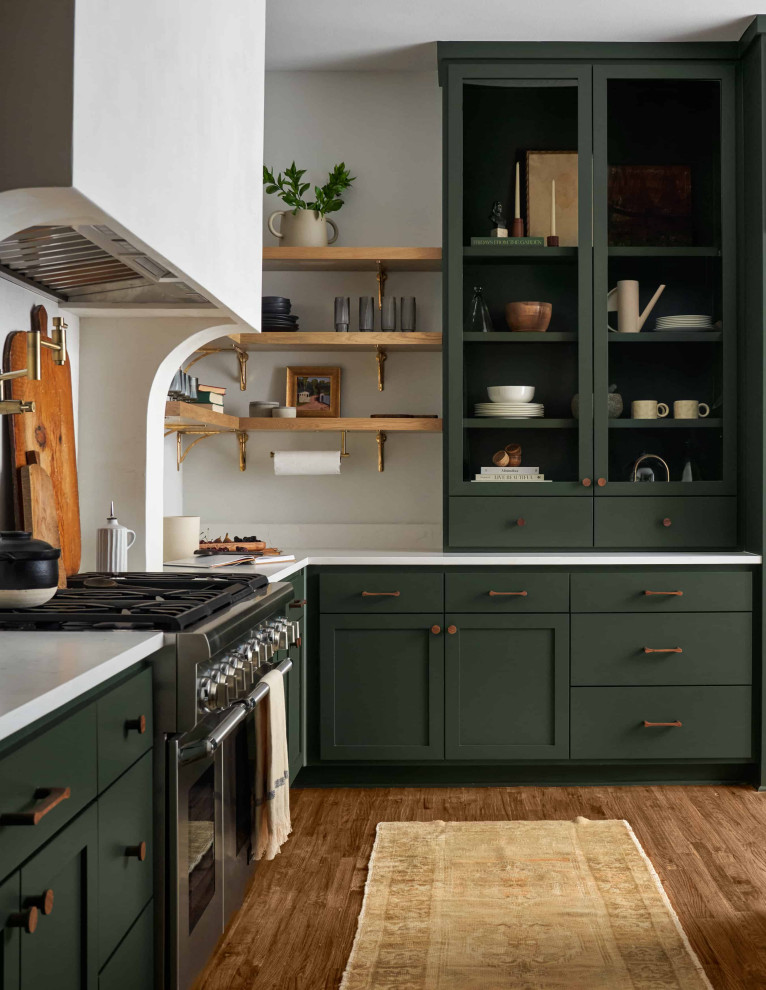 Esempio di una grande cucina moderna con ante in stile shaker, ante verdi, elettrodomestici in acciaio inossidabile, pavimento in legno massello medio, paraspruzzi bianco e top bianco