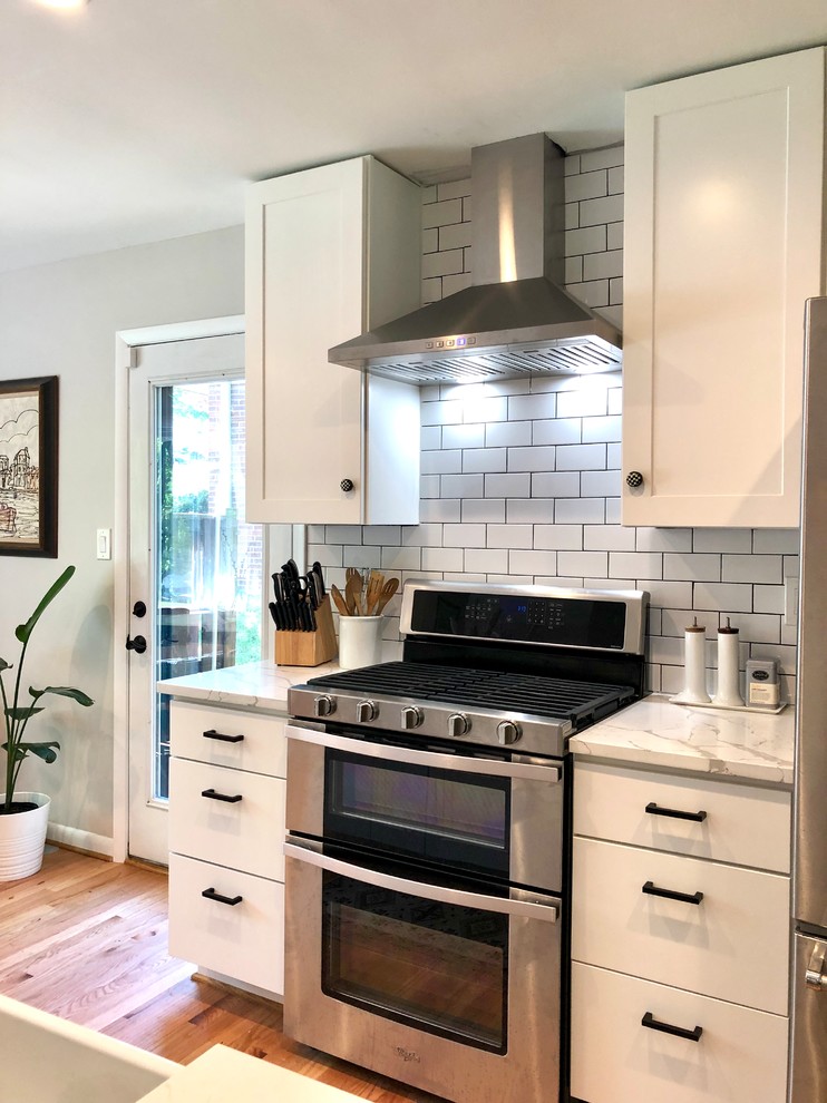Kitchen - transitional kitchen idea in DC Metro