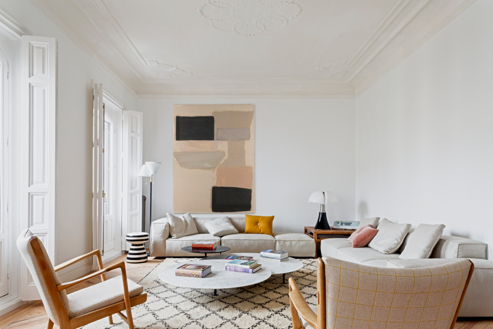 Ejemplo de salón minimalista con paredes blancas, suelo de madera en tonos medios y suelo marrón