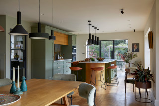 Eat-in Kitchen Designed for One or a Crowd (13 photos)