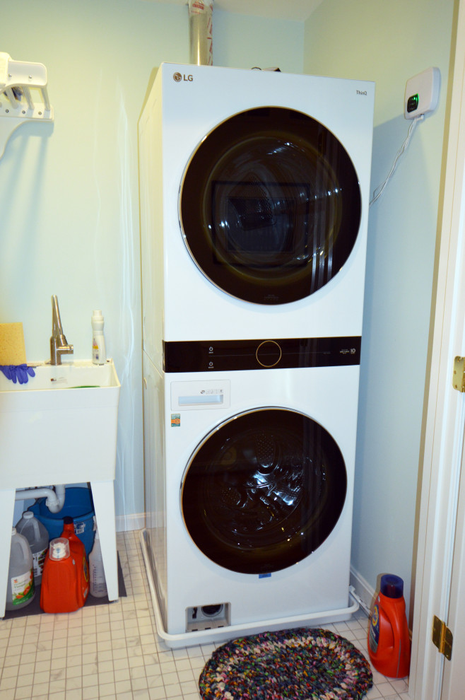 Idéer för att renovera en vintage liten tvättstuga, med en allbänk, blå väggar, klinkergolv i keramik, en tvättpelare och vitt golv