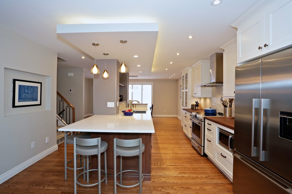 Example of a transitional kitchen design in Ottawa