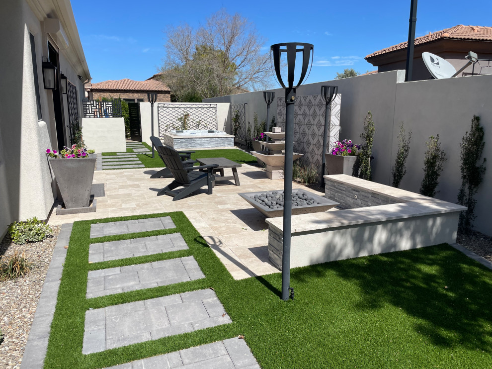 Idee per un patio o portico classico nel cortile laterale con pavimentazioni in cemento