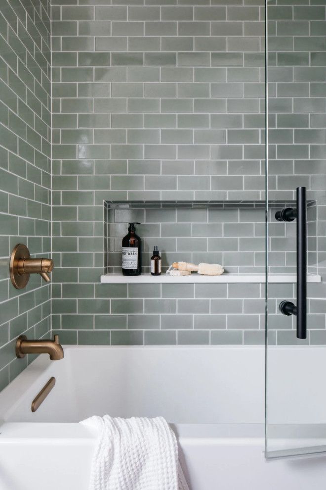 На фото: ванная комната в классическом стиле с зеленой плиткой и керамической плиткой с
