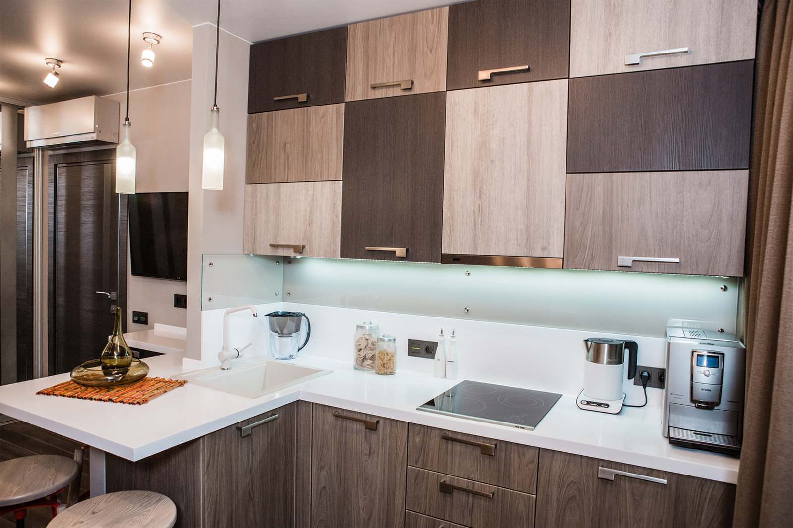 Эмма с барной стойкой