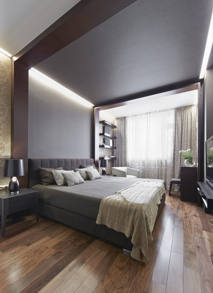 Источник вдохновения для домашнего уюта: хозяйская спальня среднего размера в современном стиле с коричневыми стенами, темным паркетным полом, коричневым полом, многоуровневым потолком, обоями на стенах и кроватью в нише