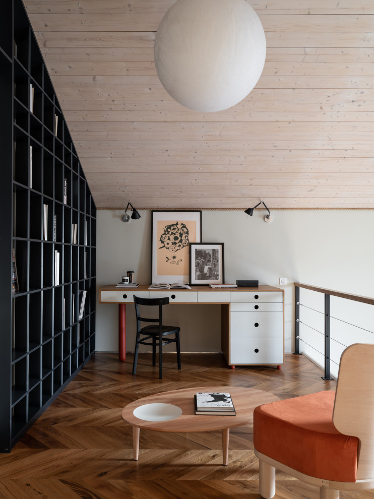 他の地域にあるコンテンポラリースタイルのおしゃれなホームオフィス・書斎 (白い壁、無垢フローリング、自立型机、茶色い床、塗装板張りの天井) の写真