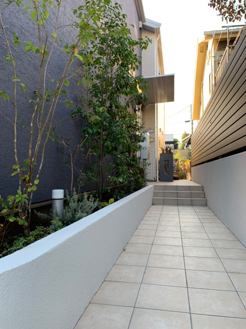 玄関横に植栽が有り お洒落な玄関アプローチになりました Tropical Entry Tokyo By 株式会社mfl Houzz