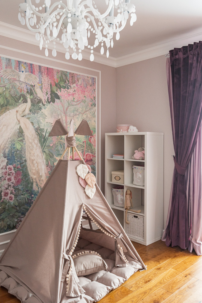 На фото: детская с игровой среднего размера: освещение в современном стиле с розовыми стенами, паркетным полом среднего тона, коричневым полом и обоями на стенах для ребенка от 1 до 3 лет, девочки