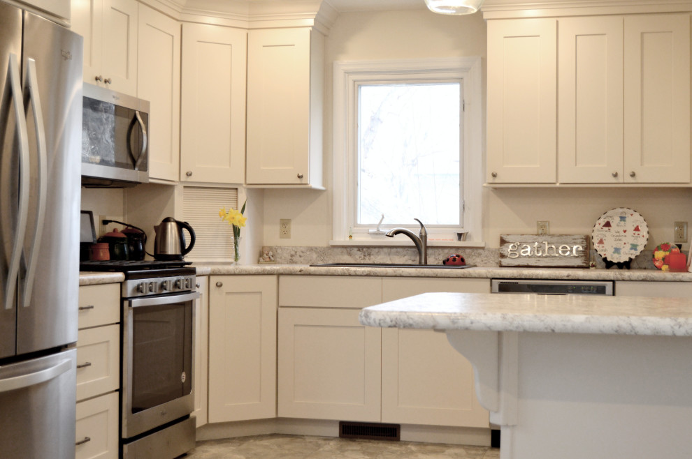 Kitchen - transitional kitchen idea