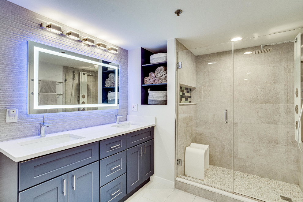 На фото: ванная комната среднего размера в стиле неоклассика (современная классика) с душем в нише, подвесной раковиной, столешницей из искусственного кварца, душем с распашными дверями, нишей, тумбой под две раковины и встроенной тумбой