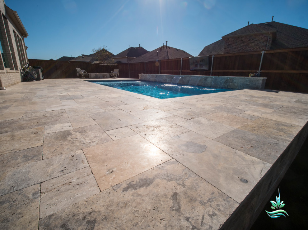 Пример оригинального дизайна: спортивный, прямоугольный ландшафтный бассейн среднего размера на боковом дворе в стиле модернизм с покрытием из каменной брусчатки