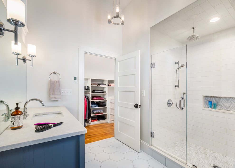 Foto på ett litet vintage vit en-suite badrum, med blå skåp, en dusch i en alkov, vit kakel, keramikplattor, vita väggar, klinkergolv i keramik, ett undermonterad handfat, bänkskiva i kvarts, vitt golv och dusch med gångjärnsdörr