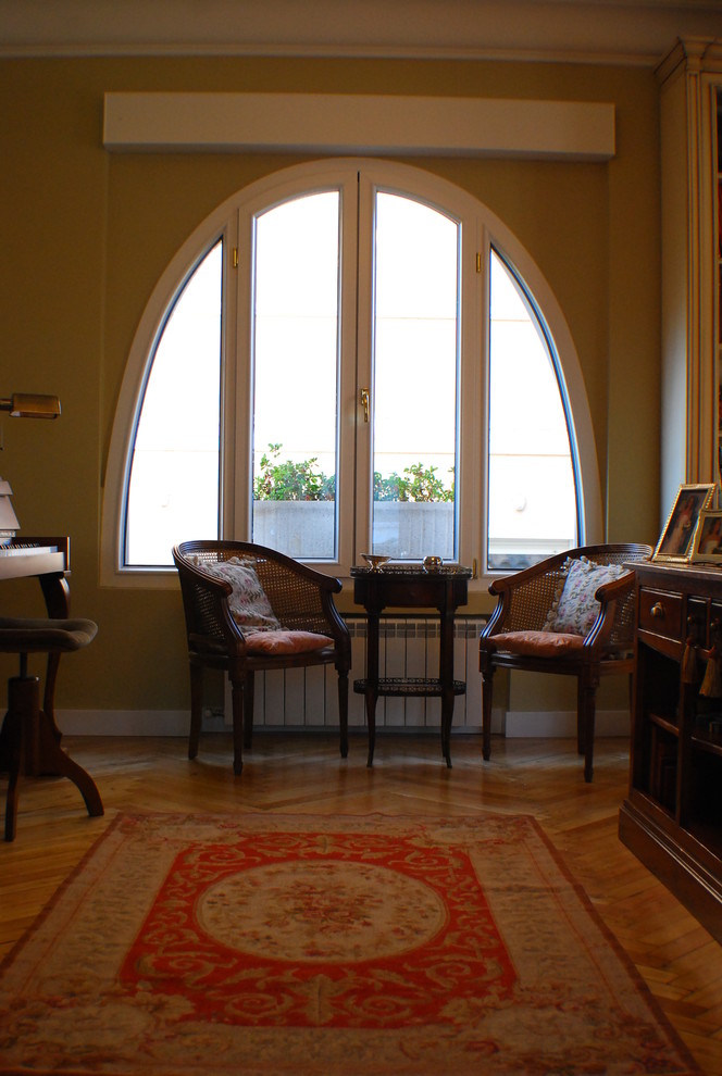 Modelo de sala de estar clásica con suelo de madera clara