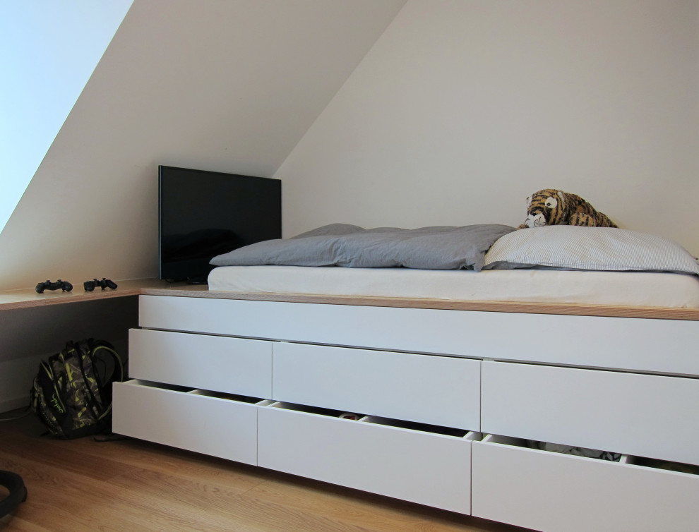 Mittelgroßes Modernes Kinderzimmer mit weißer Wandfarbe und hellem Holzboden in Köln