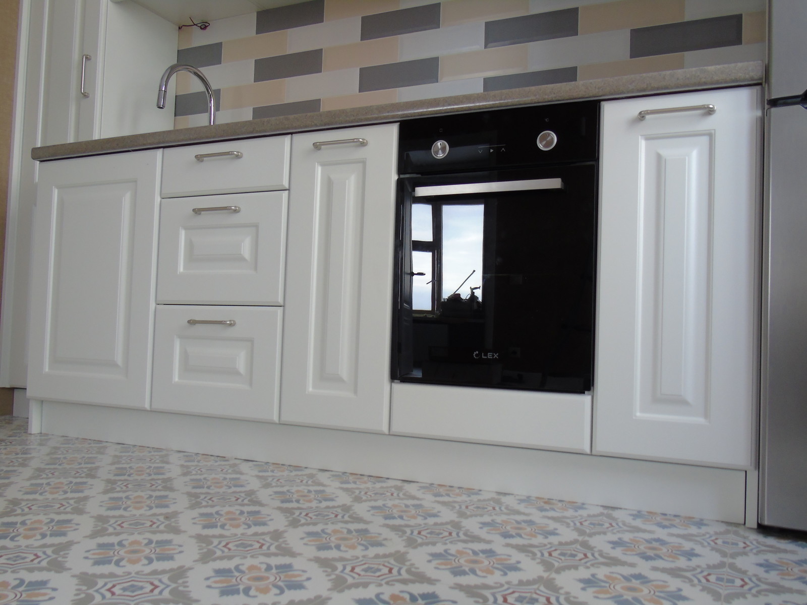 Белая кухня в квартире в Красногорске для заслуженного артиста России