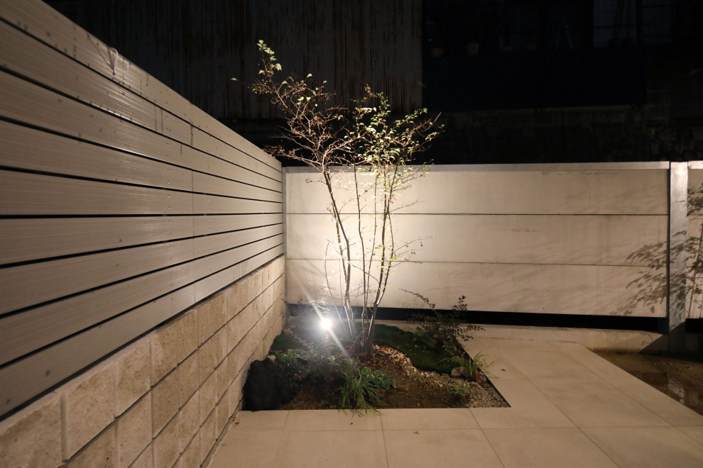 Idee per un giardino xeriscape minimalista in cortile con sassi e rocce, pavimentazioni in pietra naturale e recinzione in PVC