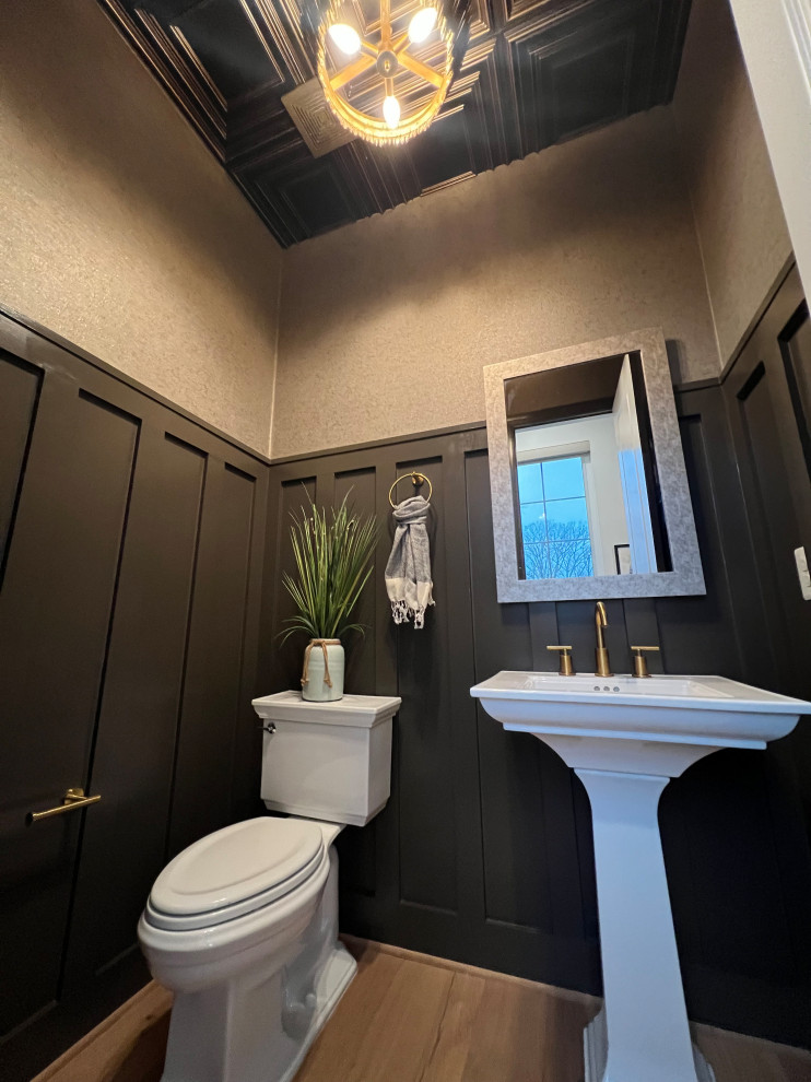 Стильный дизайн: туалет среднего размера в стиле лофт с белыми фасадами, раздельным унитазом, коричневыми стенами, светлым паркетным полом, раковиной с пьедесталом, напольной тумбой, многоуровневым потолком и обоями на стенах - последний тренд