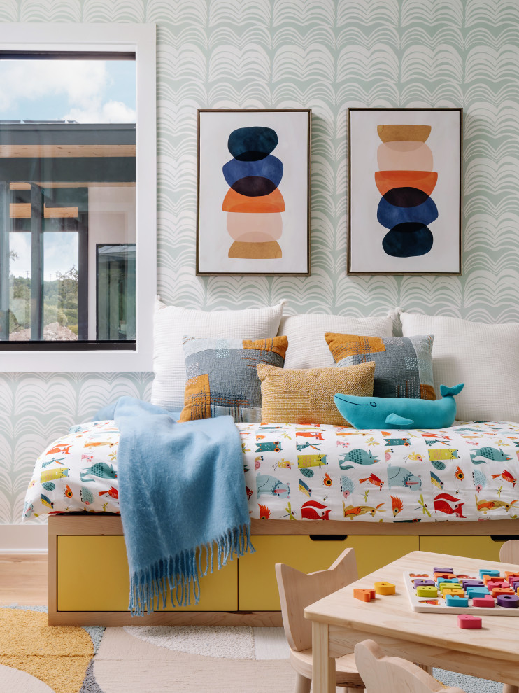 Foto de habitación de invitados retro de tamaño medio sin chimenea con paredes verdes, suelo de madera en tonos medios y papel pintado