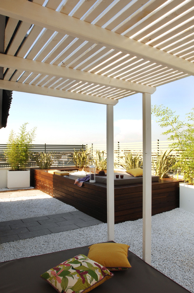 Photo of a contemporary deck in Rome.