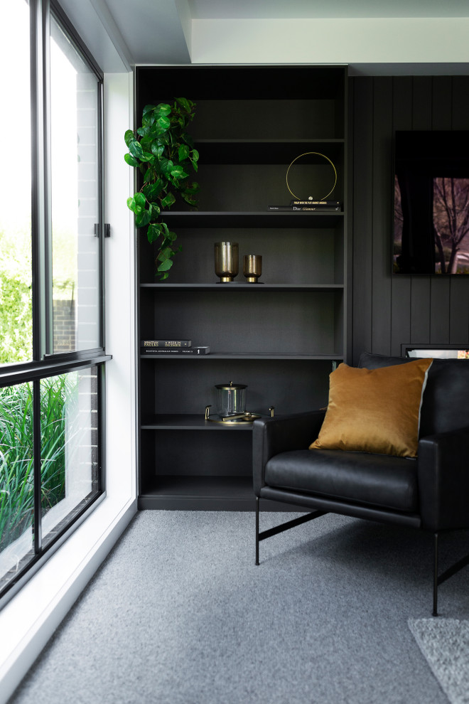 Esempio di un piccolo soggiorno minimalista aperto con libreria, pareti nere, moquette, camino lineare Ribbon, parete attrezzata e pavimento grigio