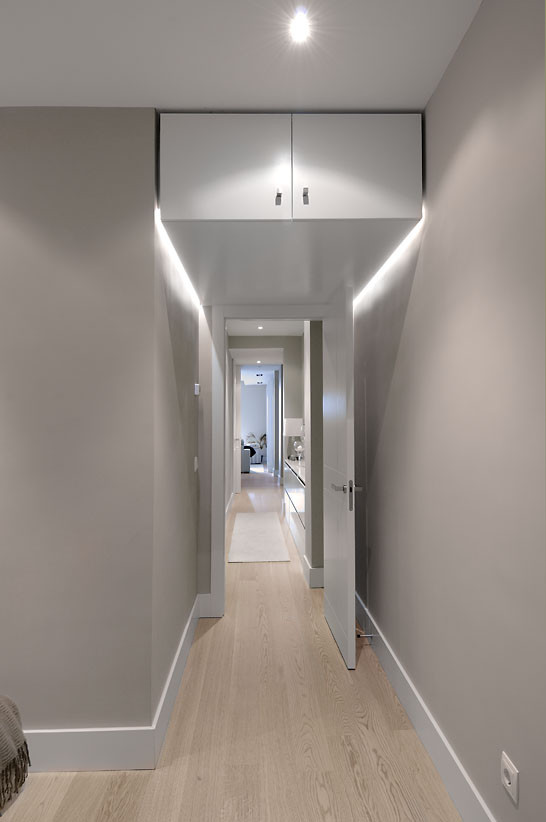 Photo of a transitional hallway in Madrid.
