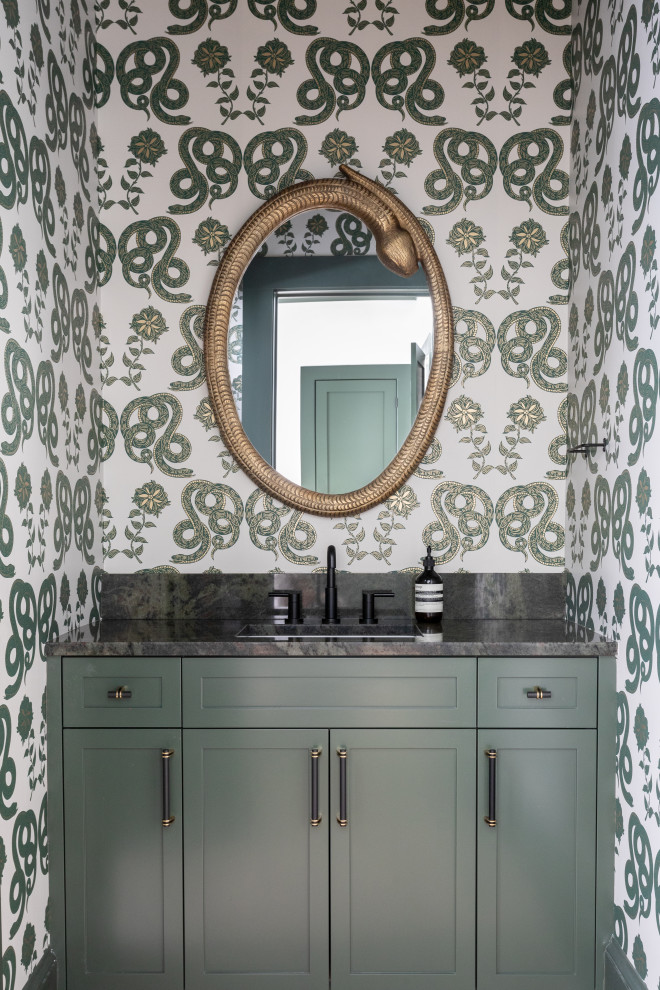 На фото: ванная комната среднего размера с фасадами в стиле шейкер, зелеными фасадами, столешницей из гранита, зеленой столешницей, встроенной тумбой и обоями на стенах