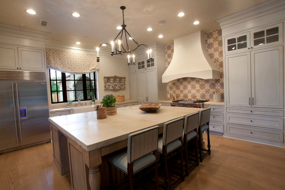 Kitchen - cottage kitchen idea in Dallas