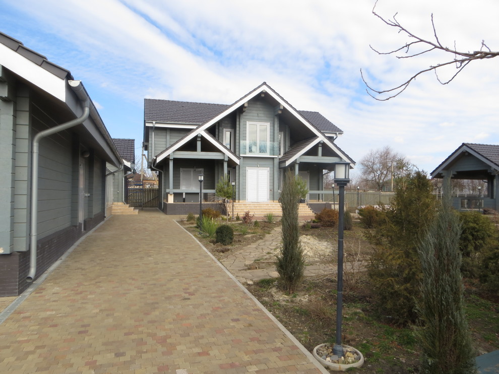 Жилой дом с гаражем, бассейном и гостевым домом