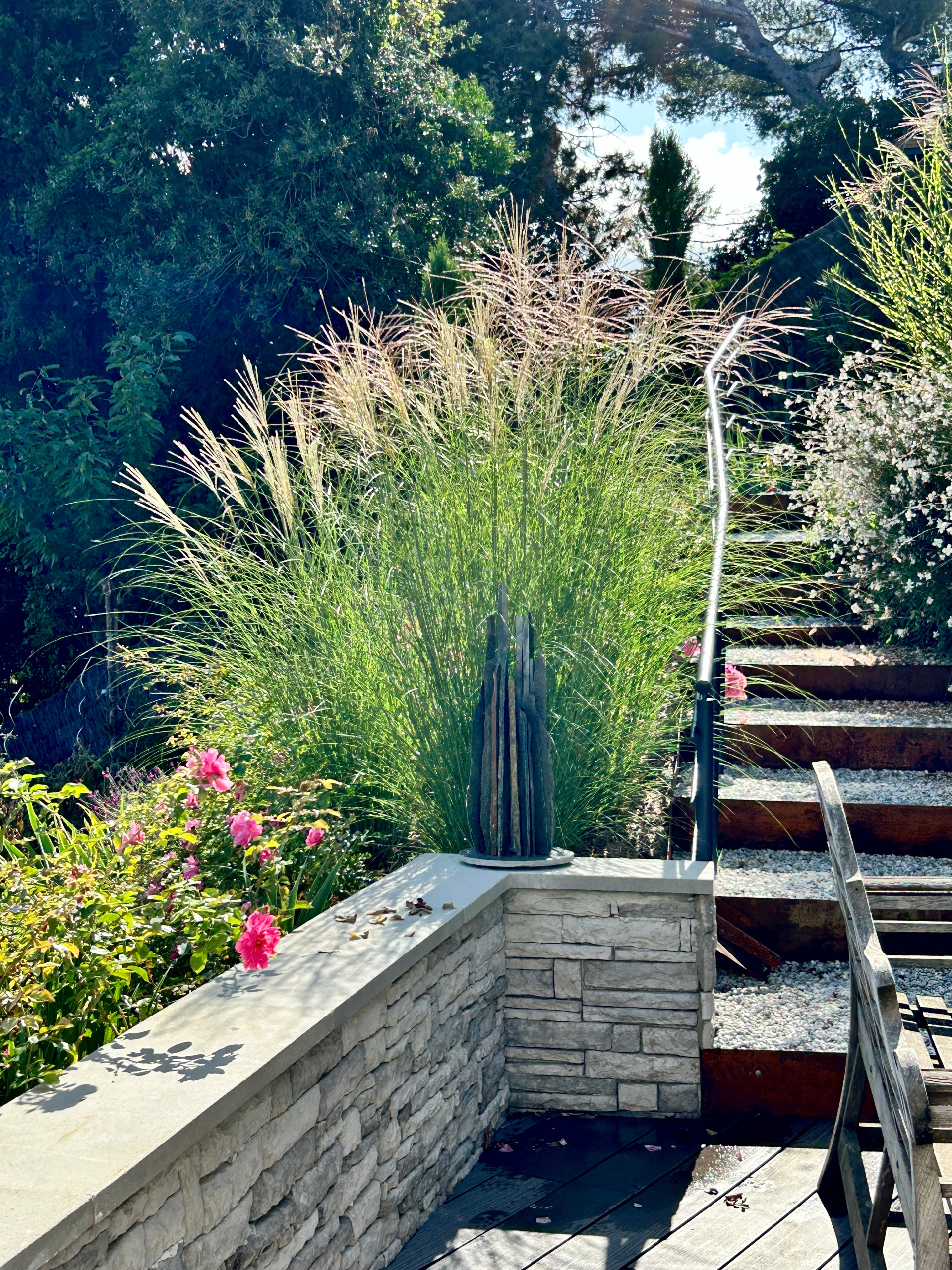 Jardin sur les falaises rocheuses